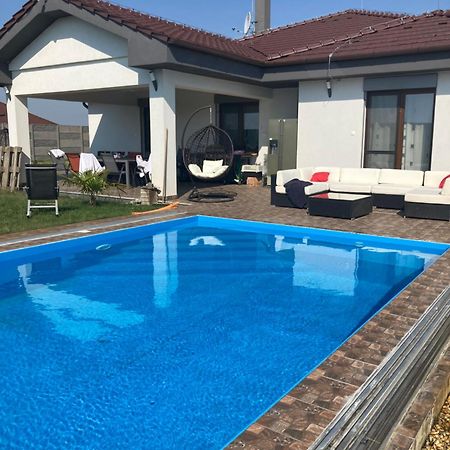 5 Izbovy Samostatny Stojaci Rodinny Dom S Podkrovim A Velkou Zahradou So Sezonnym Bazenom, Celorocnou Saunou A Virivkou-Momentalne Pokazena- Od Augusta Bude Nova Na Dovolenku A Oddych Topolniky المظهر الخارجي الصورة