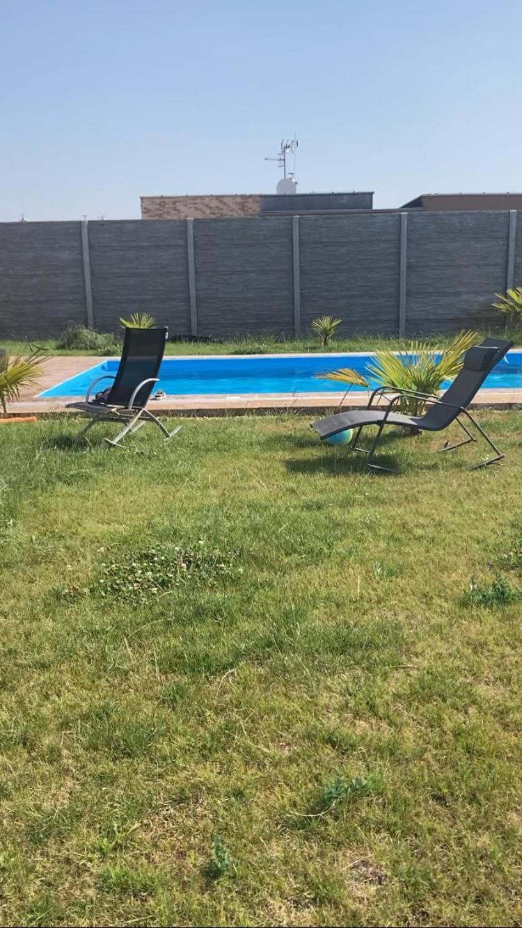 5 Izbovy Samostatny Stojaci Rodinny Dom S Podkrovim A Velkou Zahradou So Sezonnym Bazenom, Celorocnou Saunou A Virivkou-Momentalne Pokazena- Od Augusta Bude Nova Na Dovolenku A Oddych Topolniky المظهر الخارجي الصورة